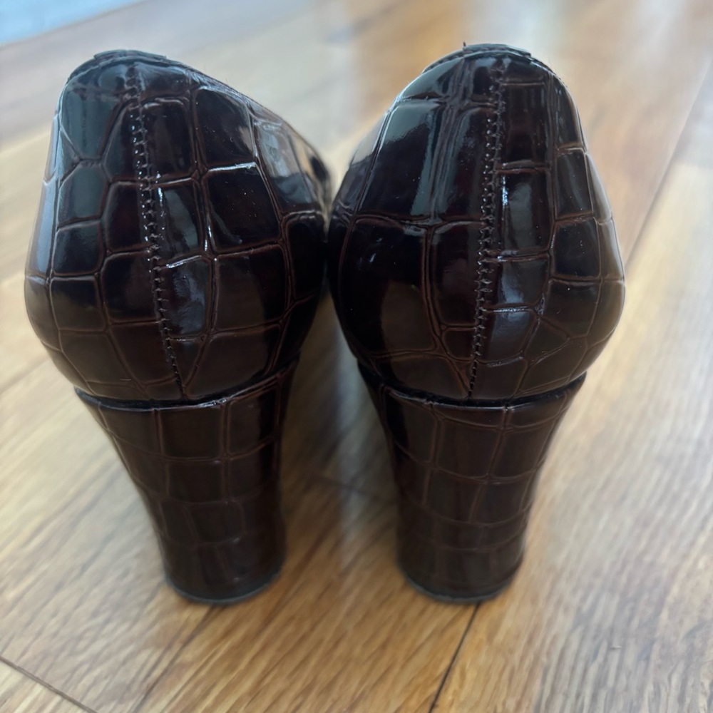 Anne Klein IFlex Dark Brown Croc-Embossed Loafer Style Pumps, Size 7.5 - Picture 7 of 15